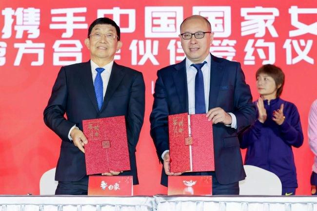 叶辰很快驱车赶到江堤路上，当他看见萧常坤的时候，韩美晴正站在萧常坤身边，一个劲的冲他挥手、示意他继续跑起来，而萧常坤坐在马路牙子上，一脸痛苦的连连摆手。