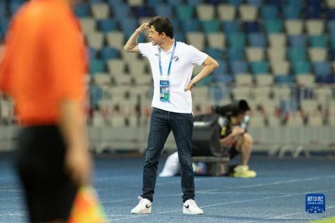 说完，就闭上了眼睛，在后座假寐起来。